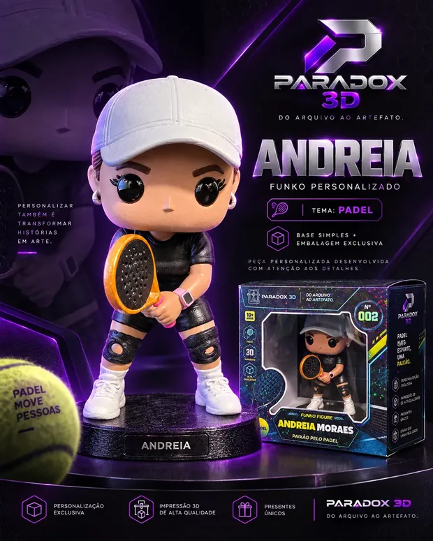 Chibi personalizado da Andreia: figura de boné branco e conjunto preto segurando raquete de padel, sobre base escura com o nome em relevo