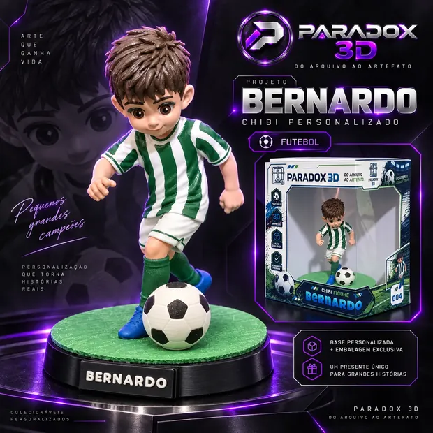 Chibi personalizado do Bernardo: figura infantil de uniforme listrado verde e branco com bola, sobre base de gramado com o nome em relevo