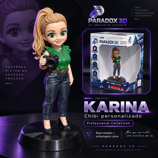 Chibi personalizado da Karina: figura de blusa verde e calça jeans segurando uma câmera fotográfica, sobre base escura