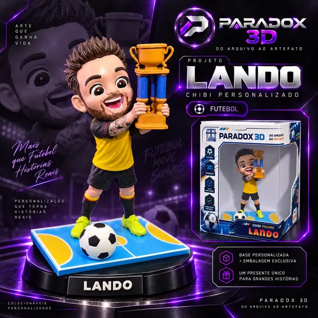 Chibi personalizado do Lando: figura de uniforme amarelo e preto erguendo um troféu, com bola aos pés, sobre base em formato de quadra de futsal